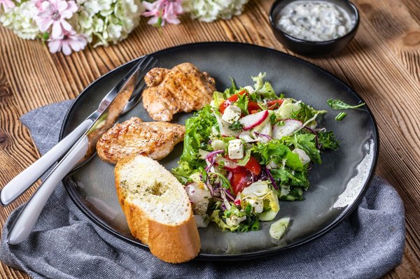 Comment développer un menu de plats adaptés aux régimes cétogènes pour un restaurant de bien-être?