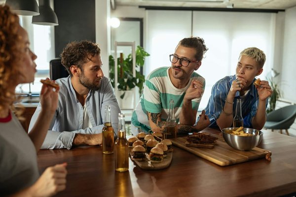 Comment organiser un événement de cuisine en direct pour attirer de nouveaux clients dans un restaurant gastronomique?